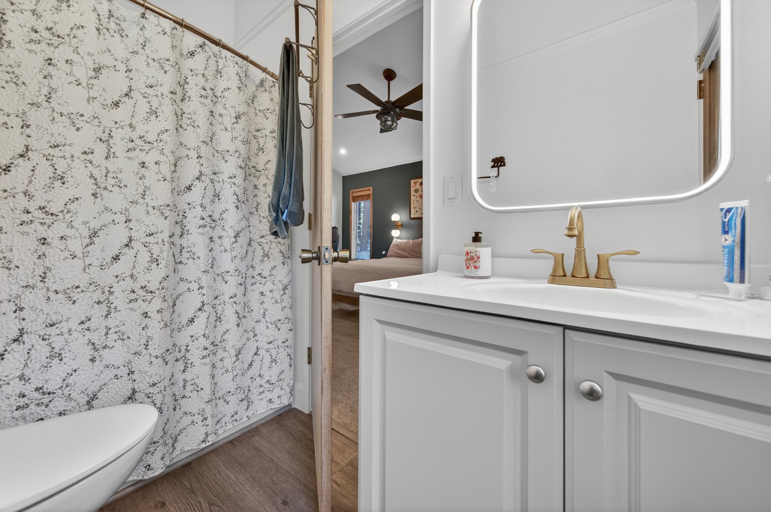 463-000 Moonlight Ranch Rd Westwood Road Susanville, CA 96130 - Photo 19 of 46 a bathroom with a sink and a mirror