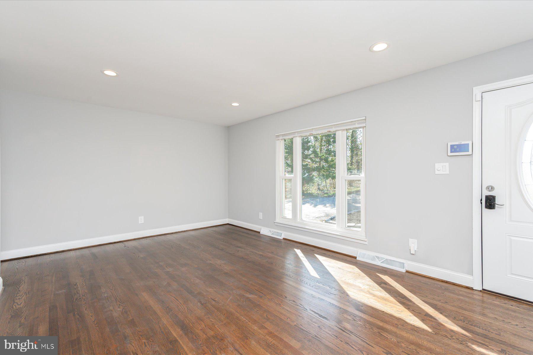 401 Heitzman Road Davidsonville, MD 21035 - Photo 2 of 32 Living Room