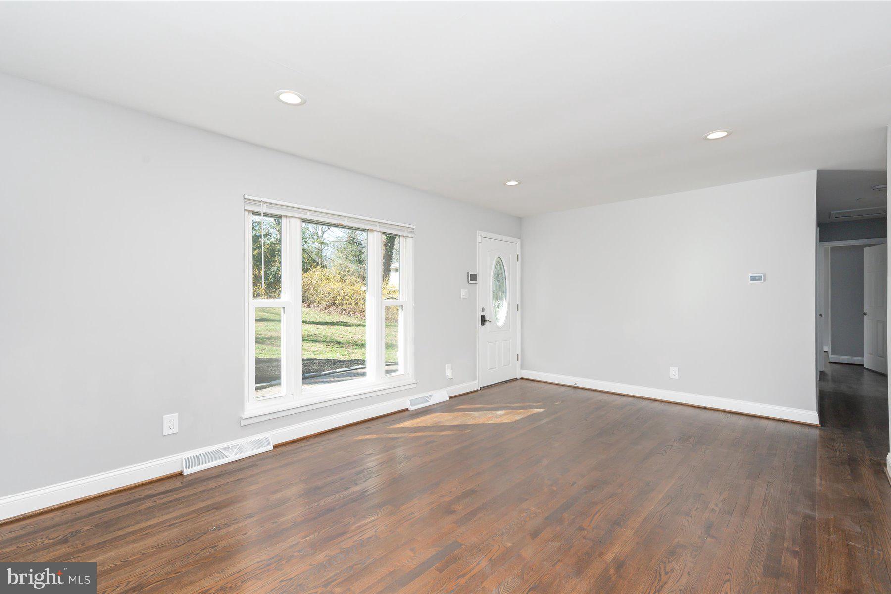 401 Heitzman Road Davidsonville, MD 21035 - Photo 3 of 32 Living Room