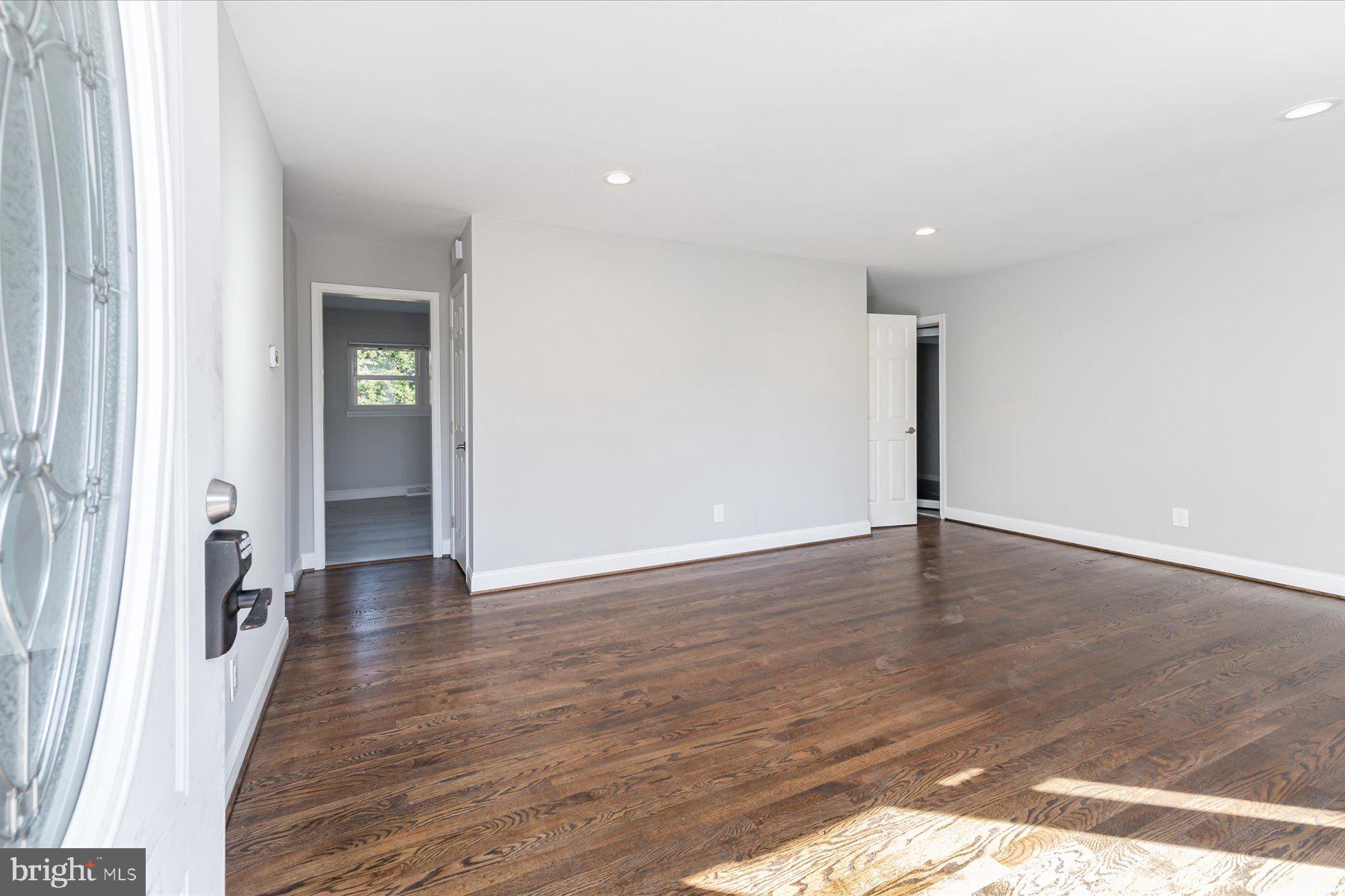 401 Heitzman Road Davidsonville, MD 21035 - Photo 5 of 32 Living Room