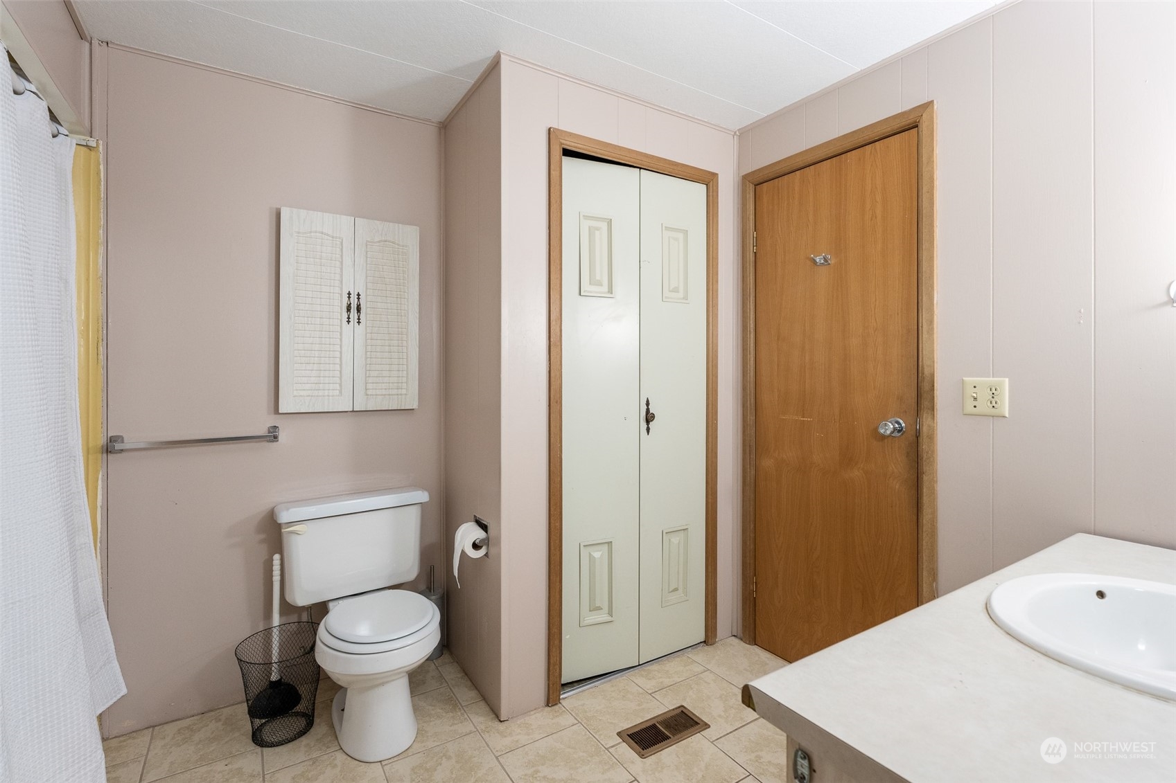 17210 Entiat River Road Entiat, WA 98822 - Photo 24 of 37 a bathroom with a toilet a sink a shower and mirror