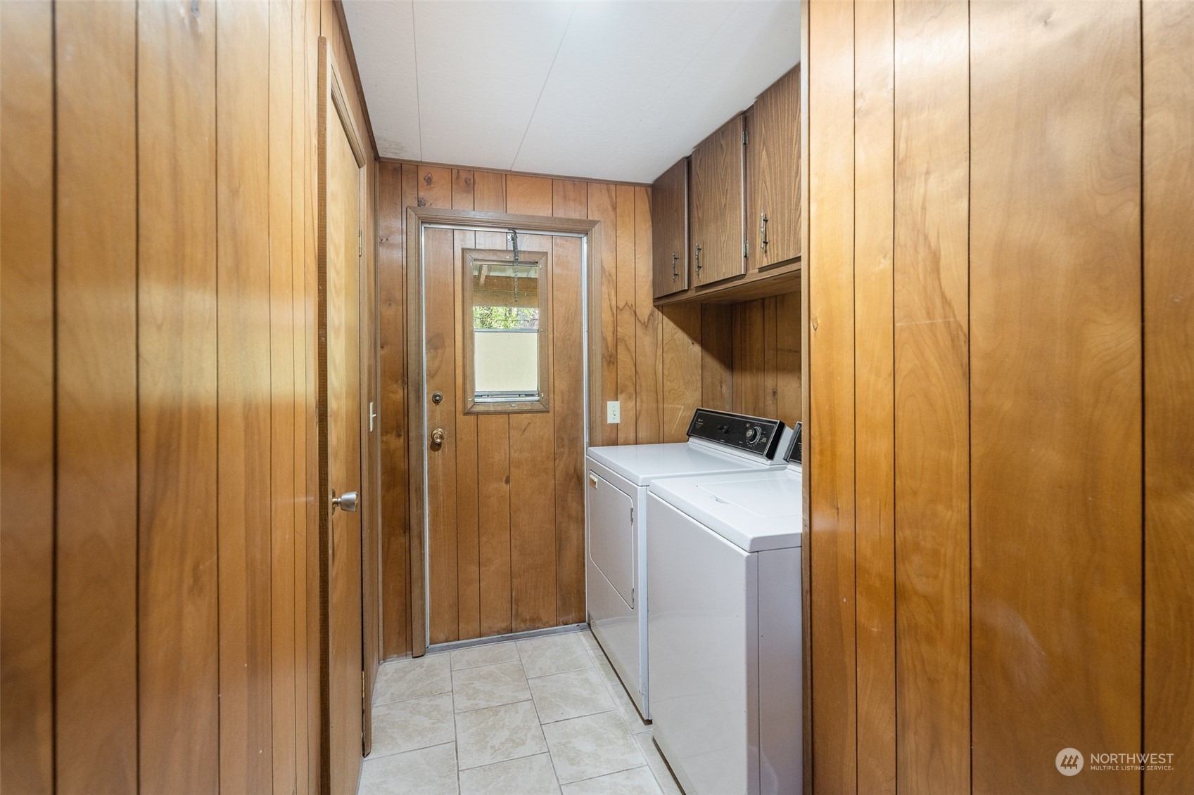 17210 Entiat River Road Entiat, WA 98822 - Photo 27 of 37 a room that has a door in it