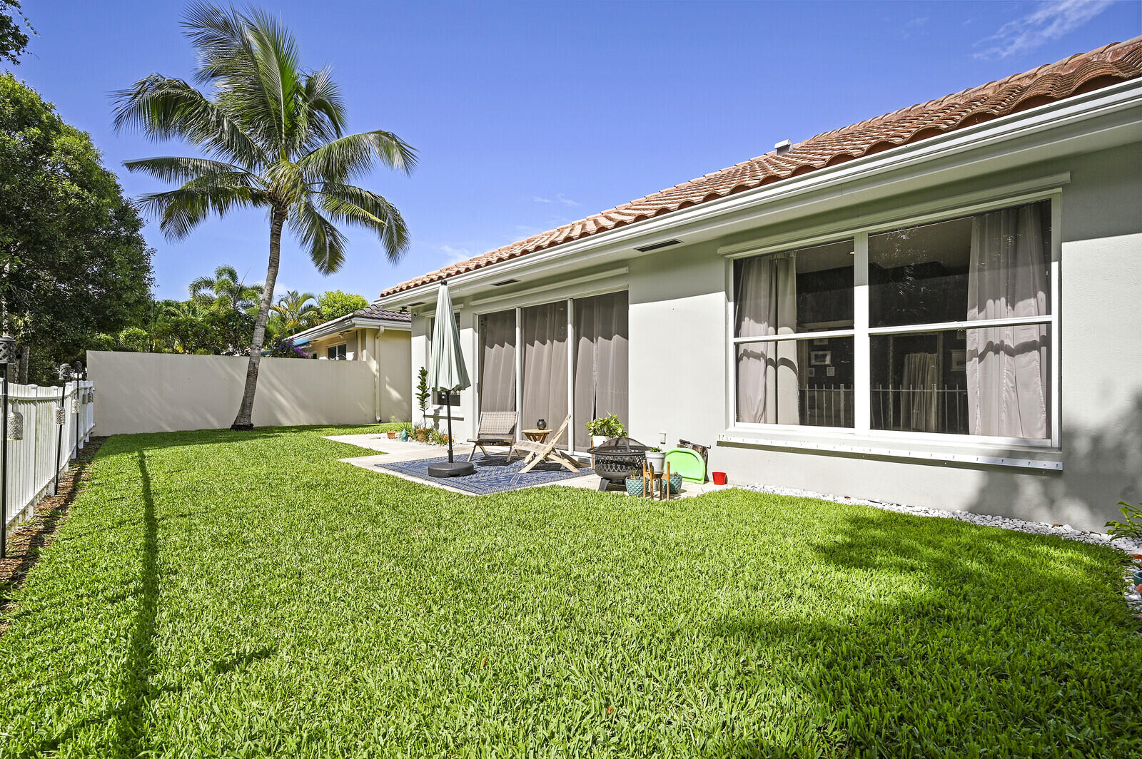 196 Hampton Circle Jupiter, FL 33458 - Photo 31 of 43 Back yard