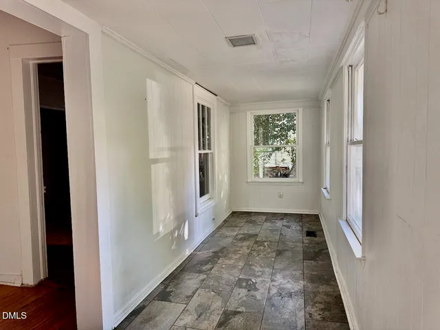 a view of entryway with window