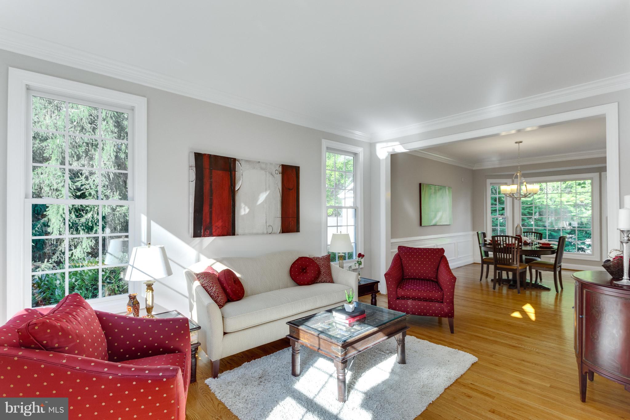 6322 Old Chesterbrook Road McLean, VA 22101 - Photo 4 of 30 Living Room