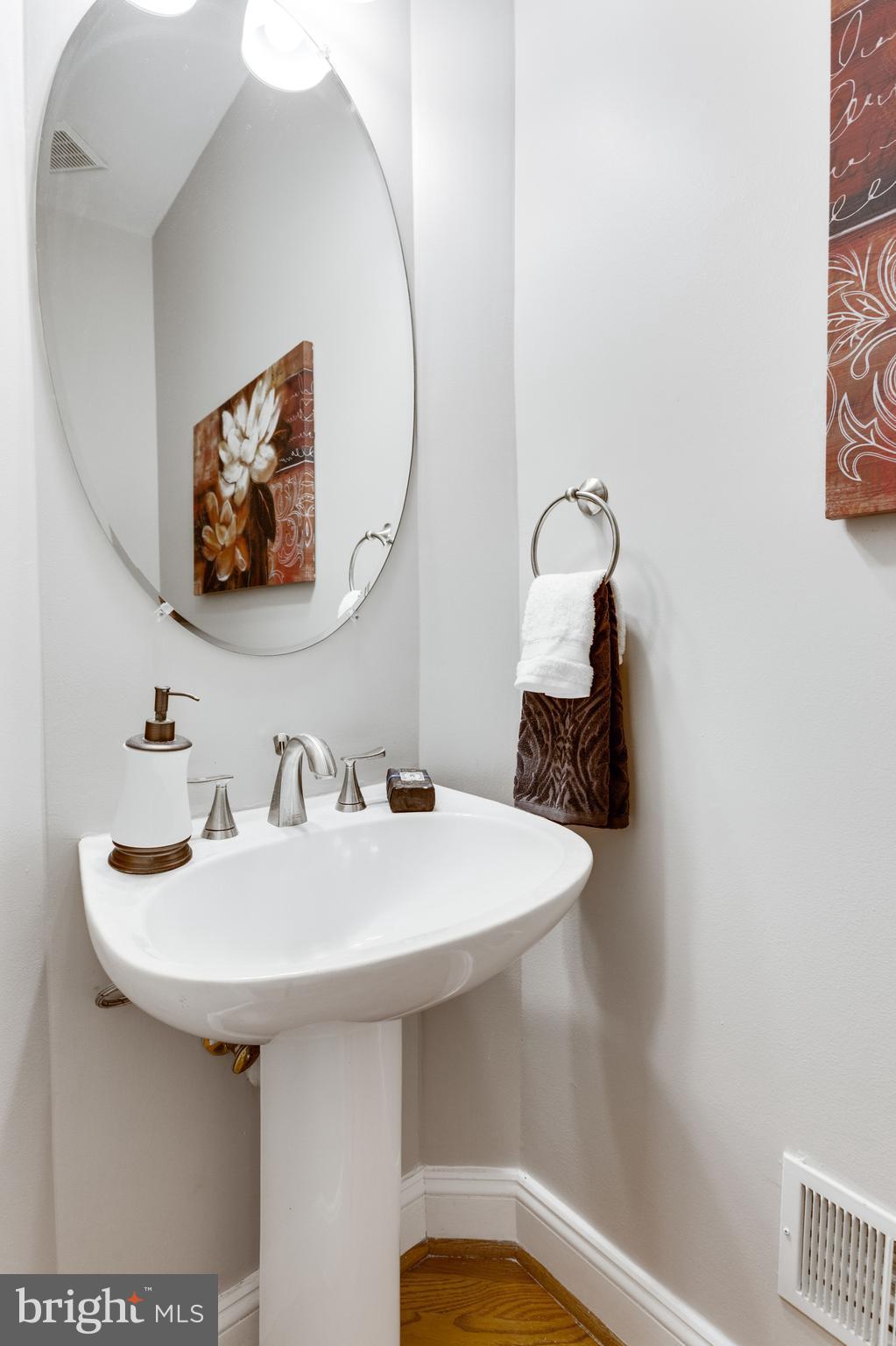 6322 Old Chesterbrook Road McLean, VA 22101 - Photo 8 of 30 Powder Room