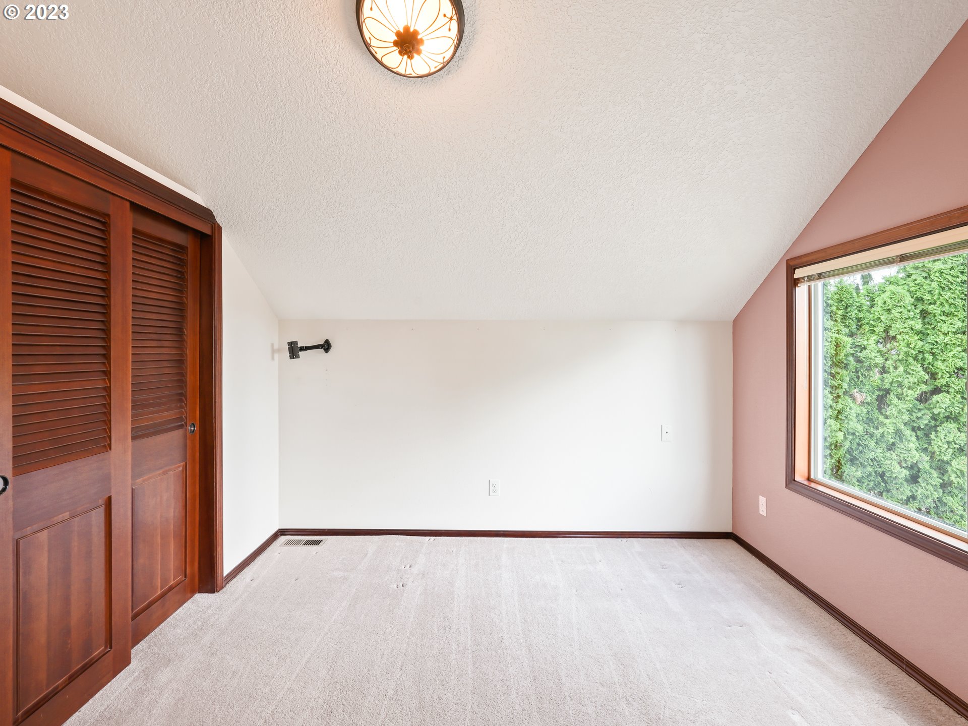 18320 Ross Avenue Sandy, OR 97055 - Photo 18 of 48 a view of an empty room and window