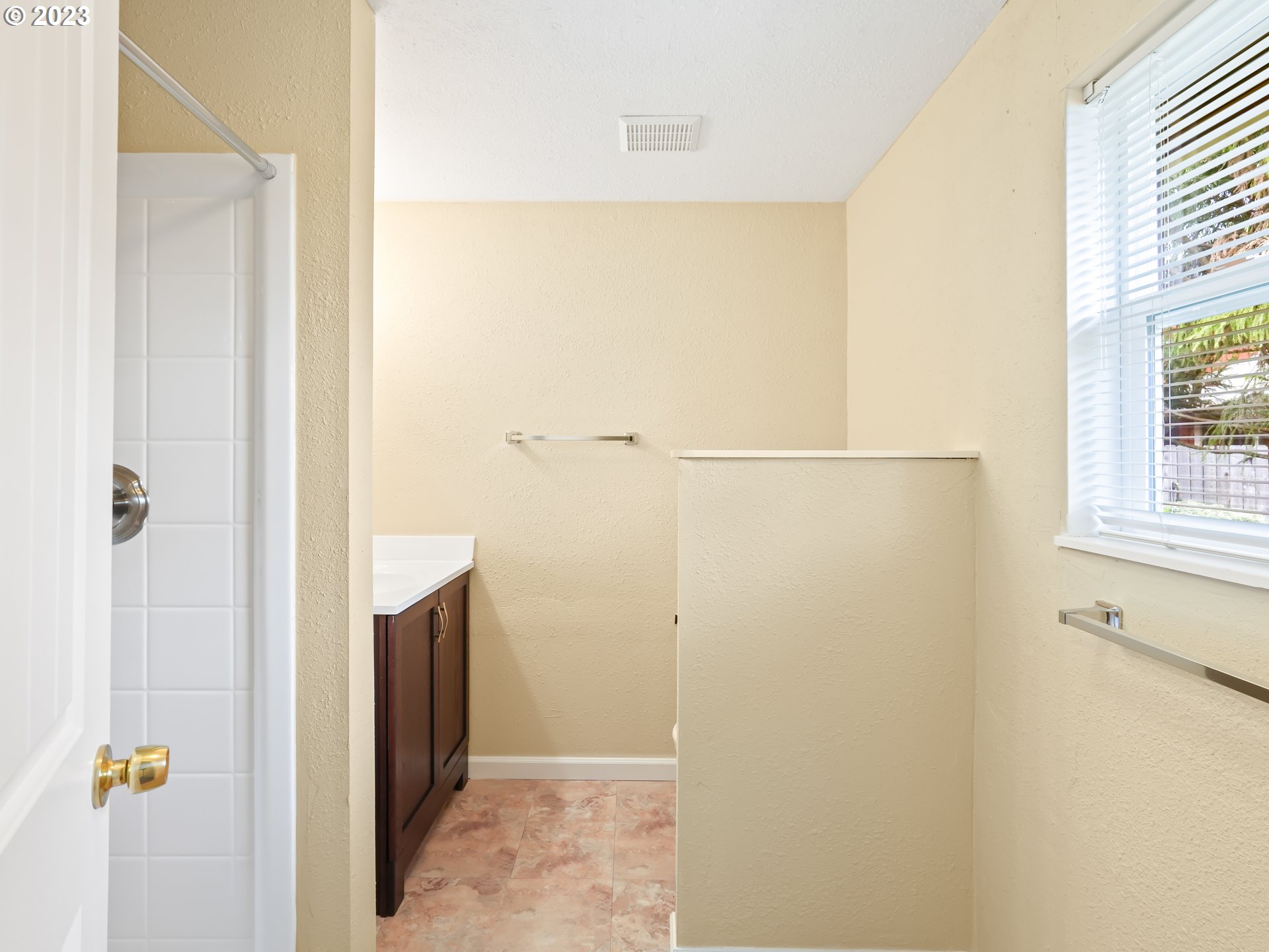 18320 Ross Avenue Sandy, OR 97055 - Photo 38 of 48 a bathroom with a shower