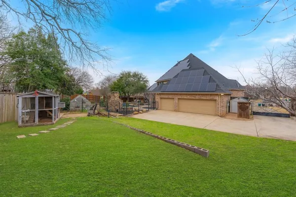$960,000 | 109 Meadowlands Drive, Denton, TX 76210