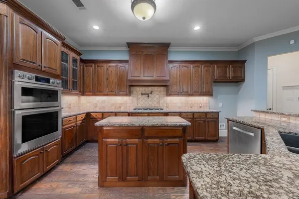 $960,000 | 109 Meadowlands Drive, Denton, TX 76210