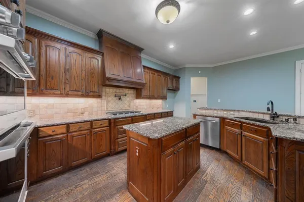 $960,000 | 109 Meadowlands Drive, Denton, TX 76210