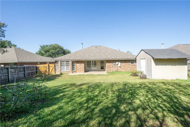 a view of back yard of the house