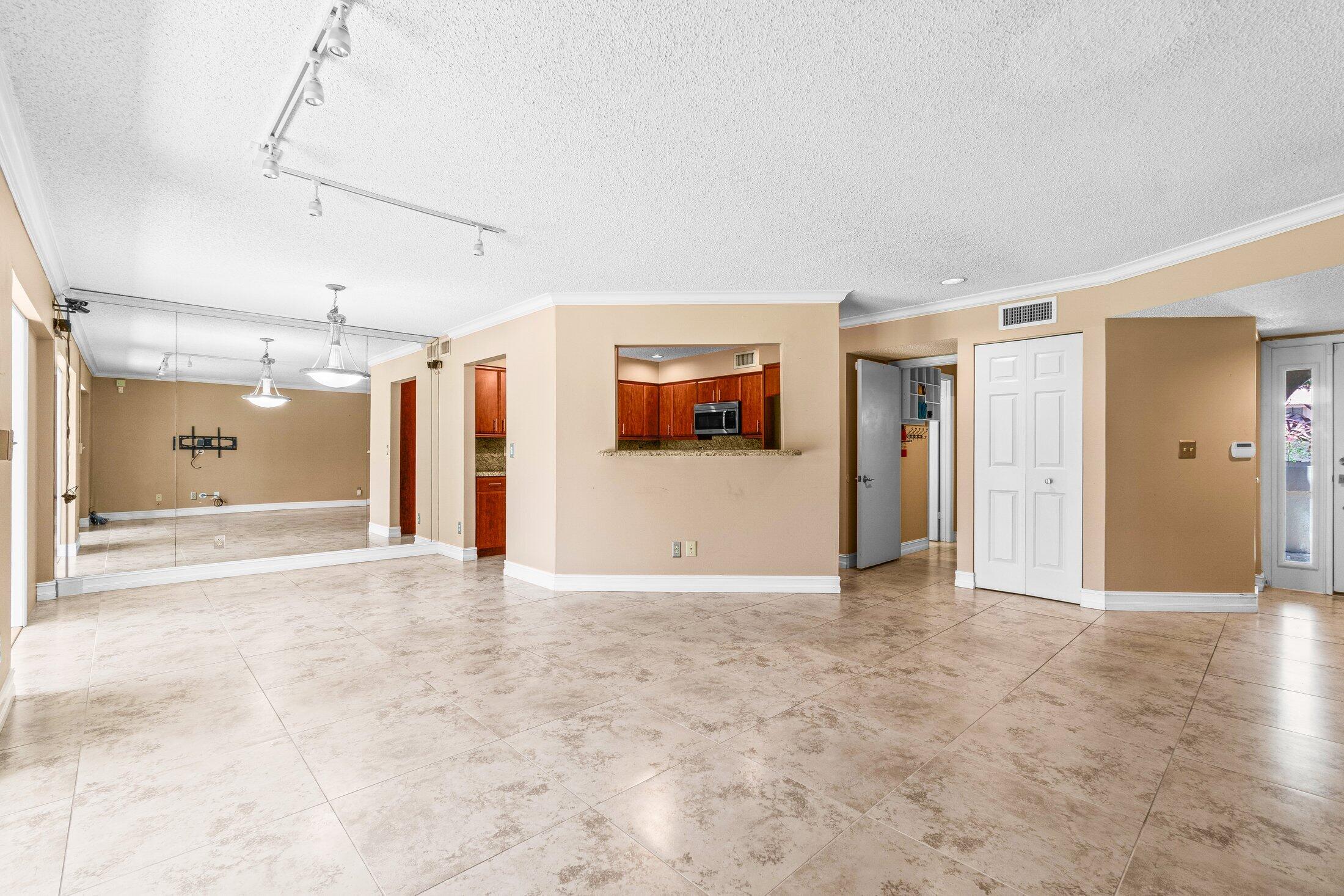 5750 Coach House Circle, Unit C Boca Raton, FL 33486 - Photo 5 of 30 Living Room