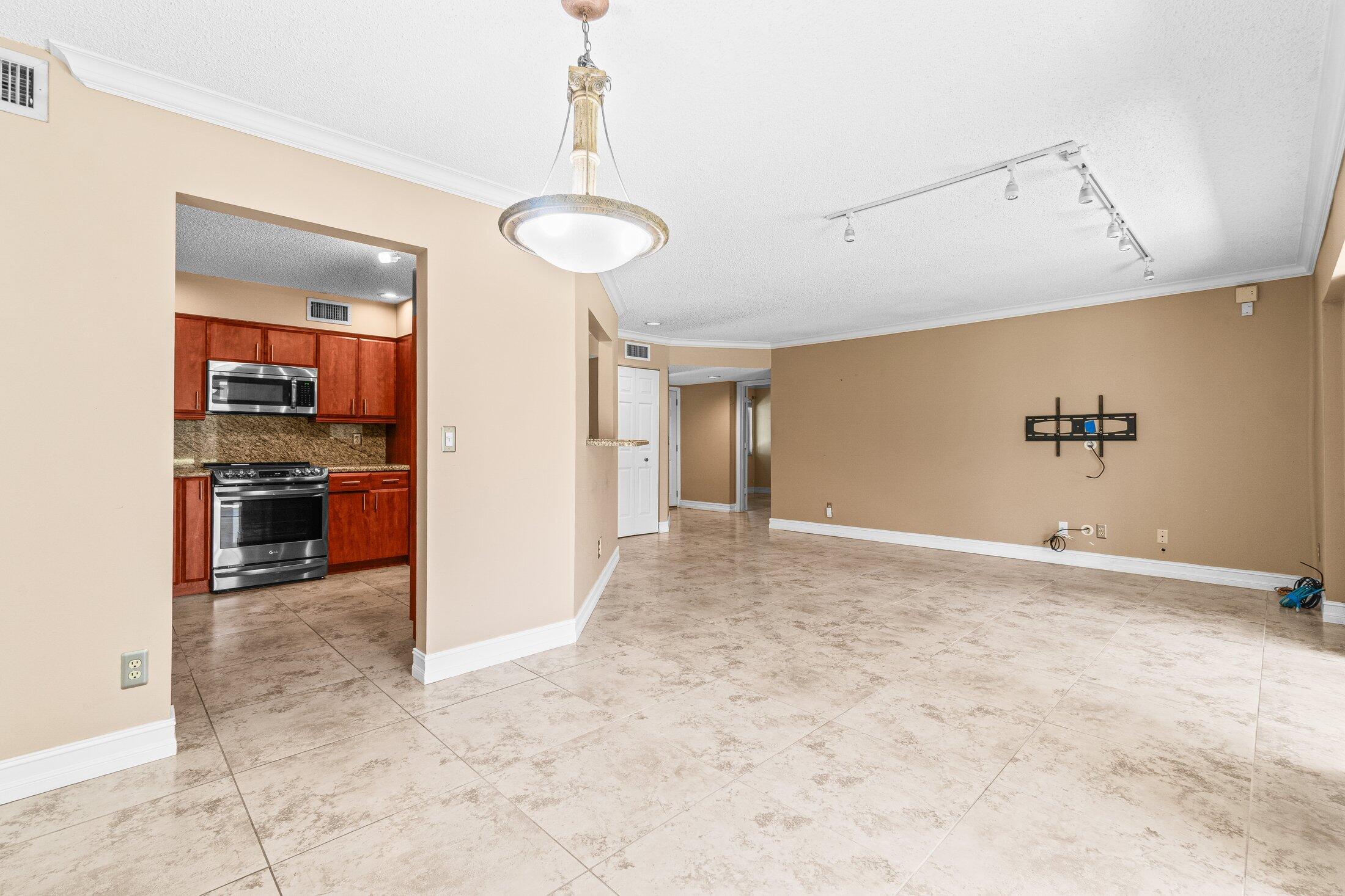 5750 Coach House Circle, Unit C Boca Raton, FL 33486 - Photo 8 of 30 Dining