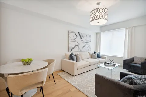 $1,280,600 | 218 Middle Neck Road, Unit 313, Great Neck, NY 11021