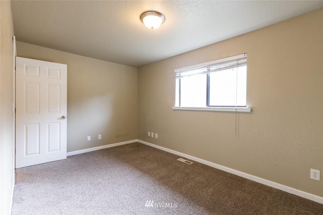 17517 48th Street East Lake Tapps, WA 98391 - Photo 15 of 36 an empty room with windows