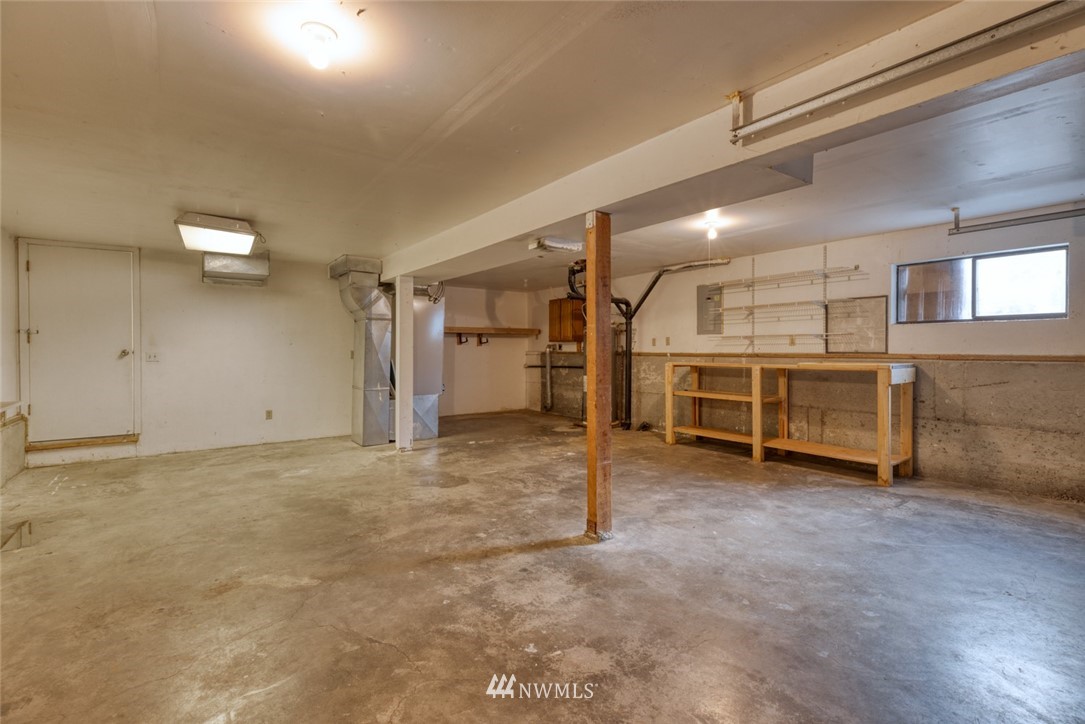 17517 48th Street East Lake Tapps, WA 98391 - Photo 27 of 36 a view of a garage