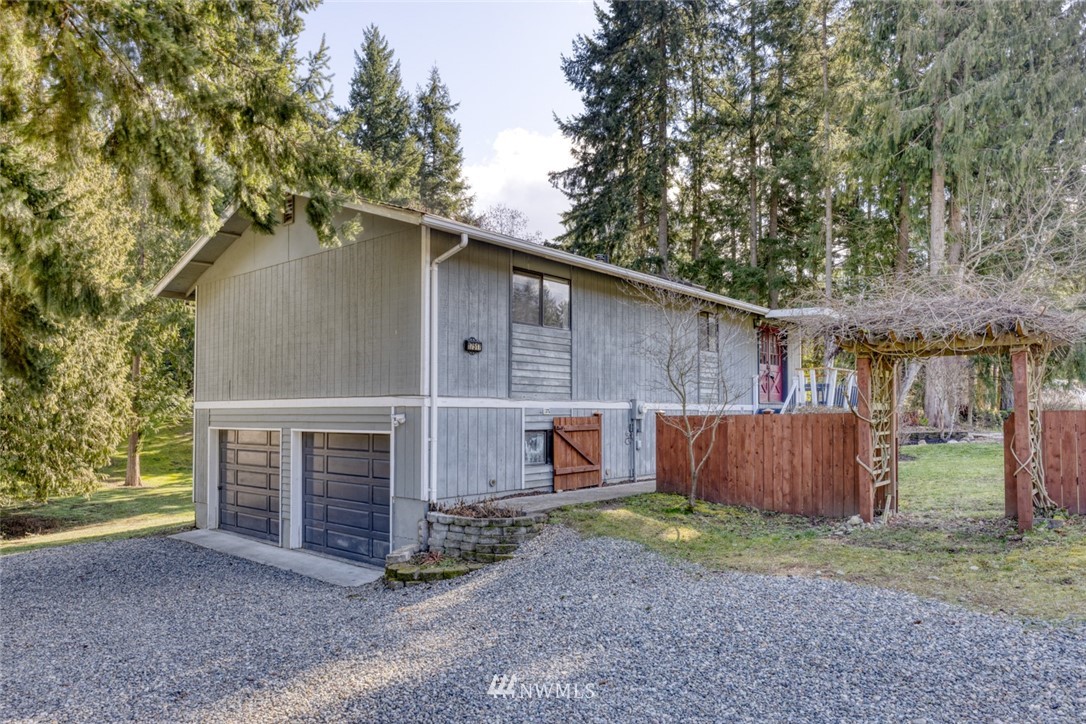 17517 48th Street East Lake Tapps, WA 98391 - Photo 4 of 36 a backyard of a house