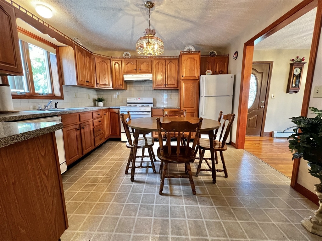 16 Rogers Avenue Springfield, MA 01151 - Photo 3 of 35 Gallery Image 3
