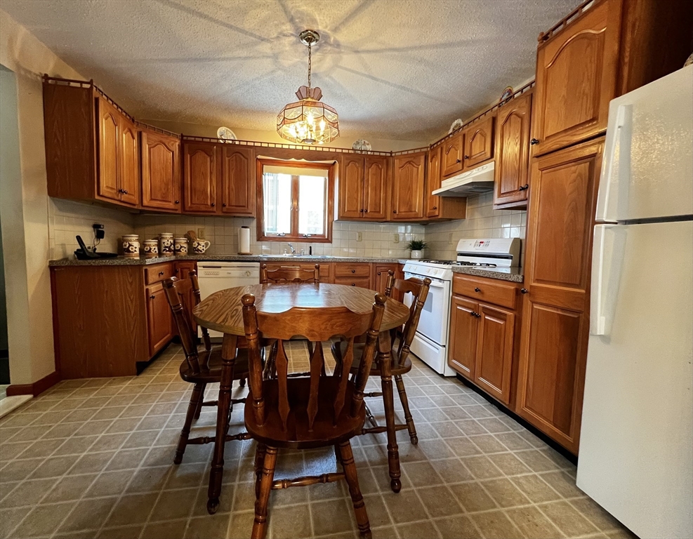 16 Rogers Avenue Springfield, MA 01151 - Photo 5 of 35 Gallery Image 5