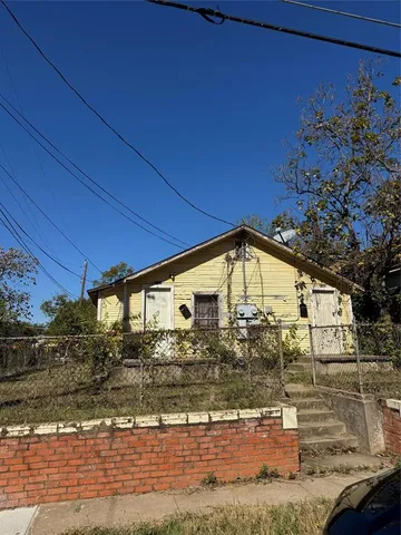 a view of a pathway of a house