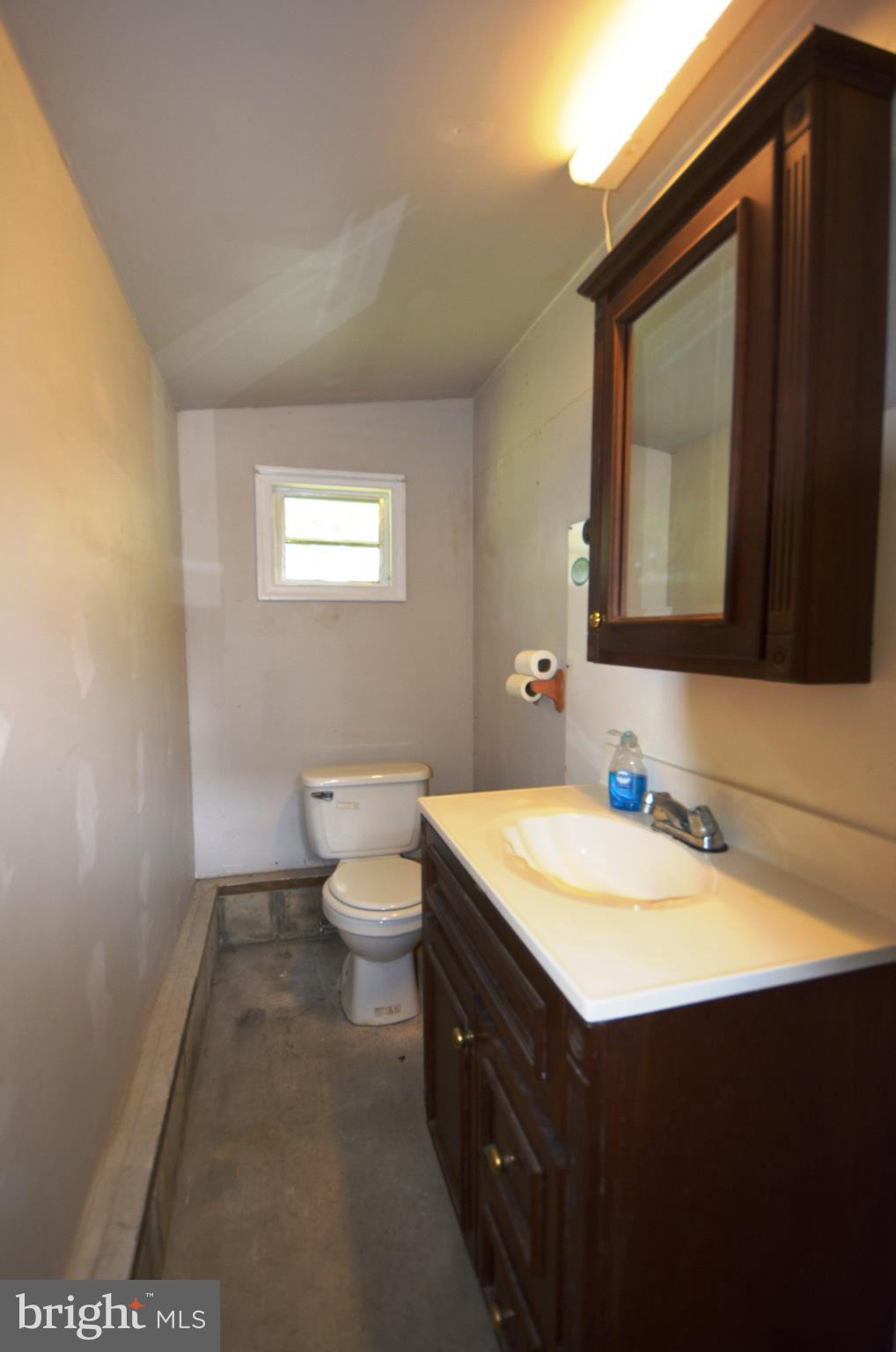 1014 Beach Road Baltimore, MD 21221 - Photo 22 of 29 Garage lg half bath for 3 seasons!