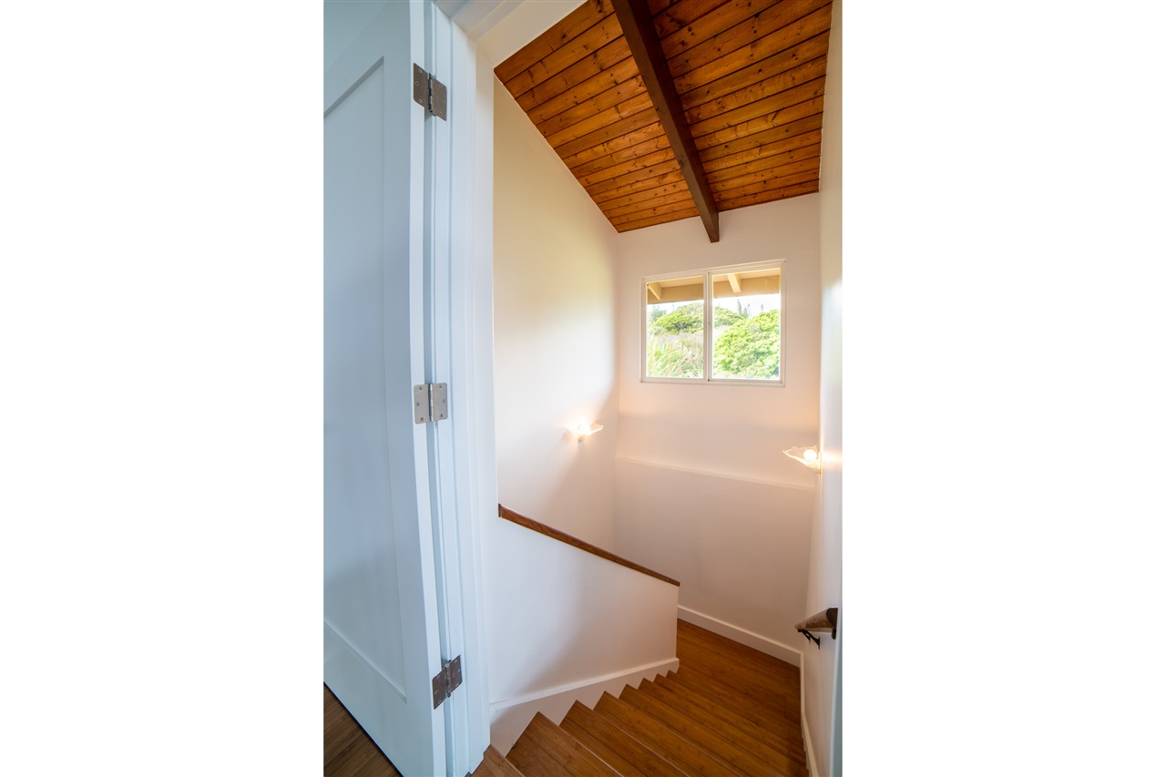 238 South Holokai Road Haiku, HI 96708 - Photo 19 of 28 a view of a hallway with furniture and a window