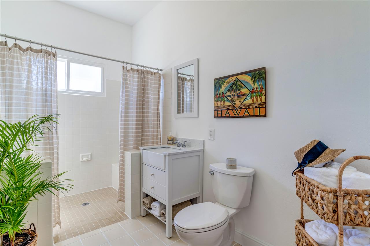 238 South Holokai Road Haiku, HI 96708 - Photo 21 of 28 a bathroom with a toilet a sink and a shower