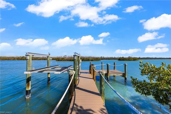 $4,695,000 | 16475 Captiva Drive, Captiva, FL 33924