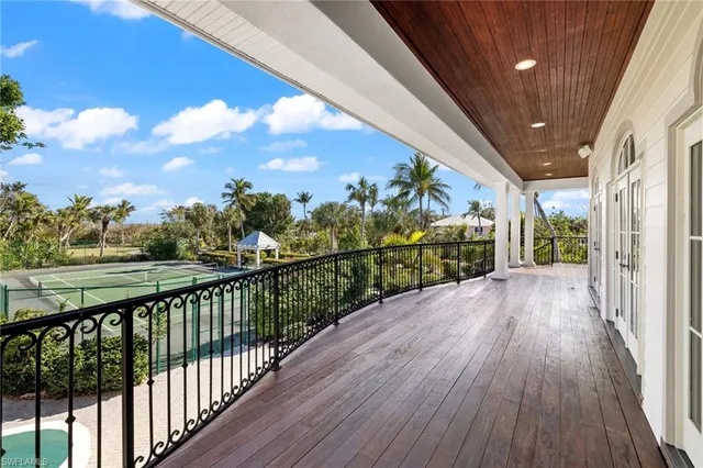 a view of livingroom with furniture