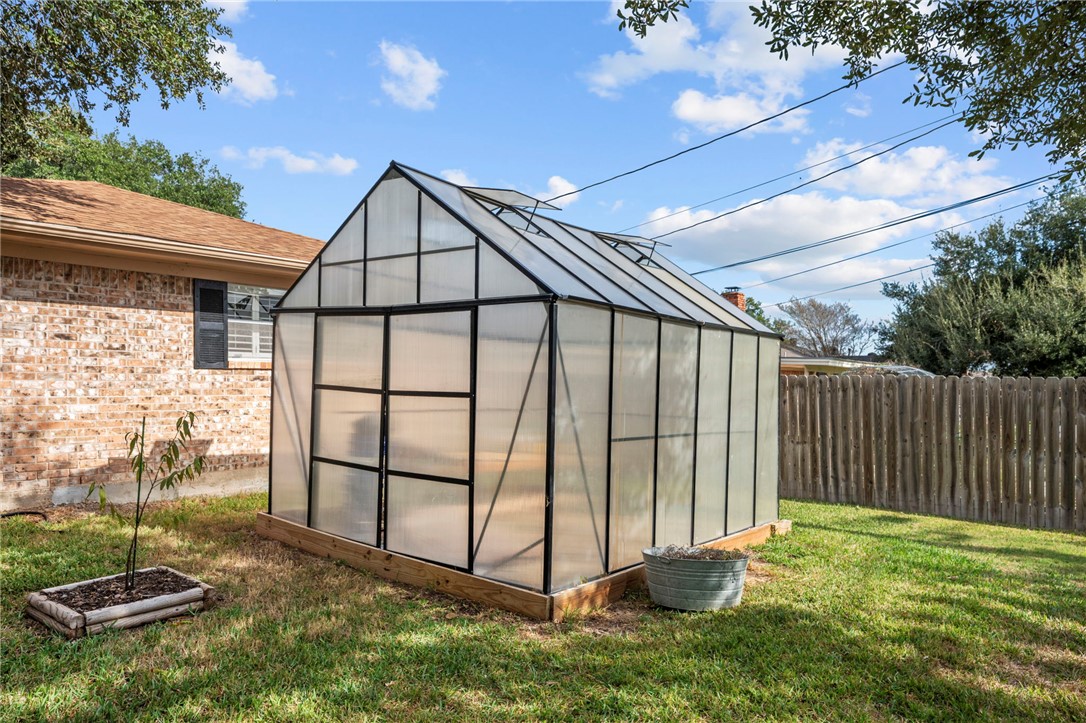 2810 Hillside Drive Bryan, TX 77802 - Photo 21 of 22 a backyard of a house with a fountain