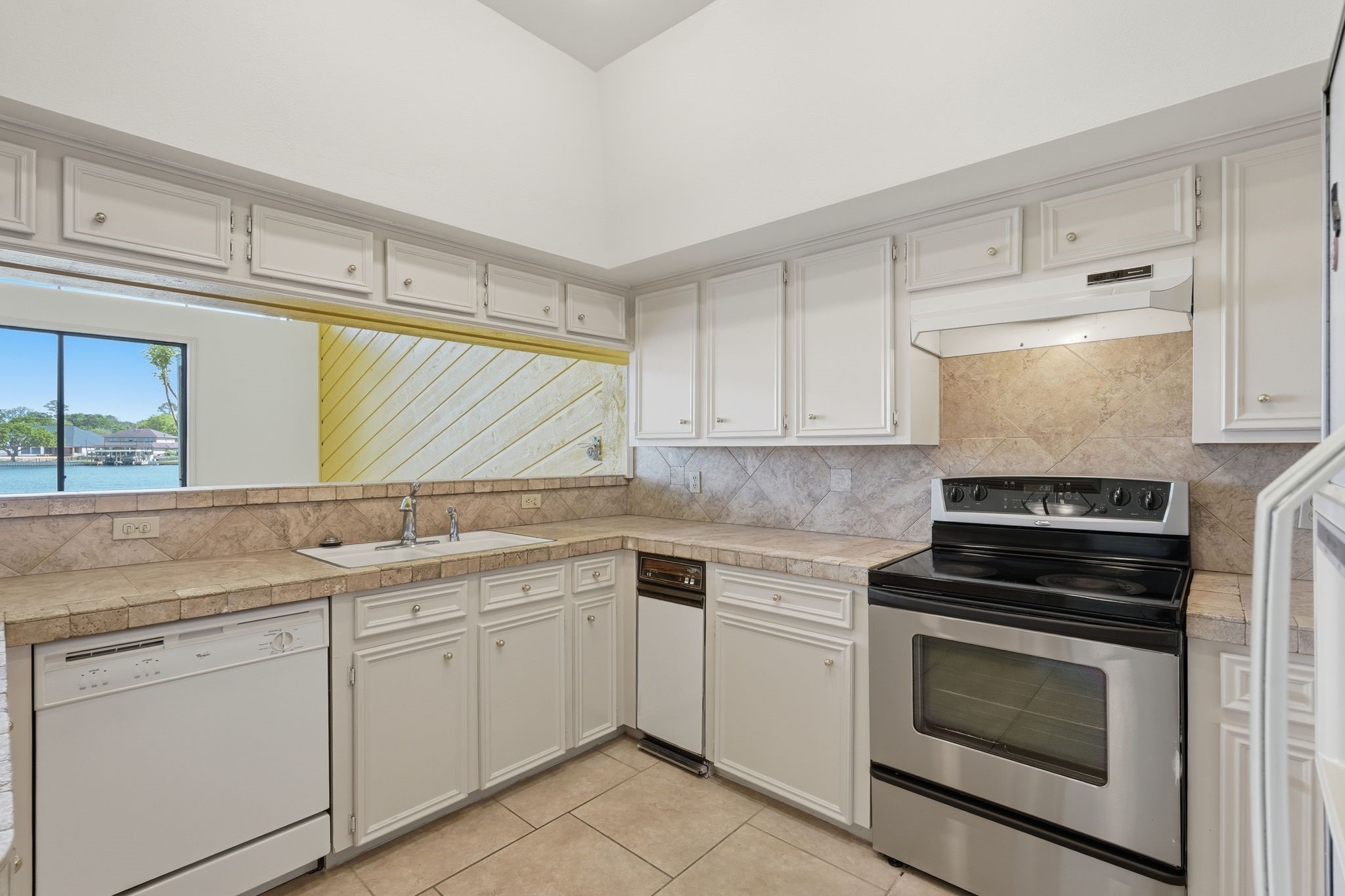 134 April Point Drive South Conroe, TX 77356 - Photo 11 of 50