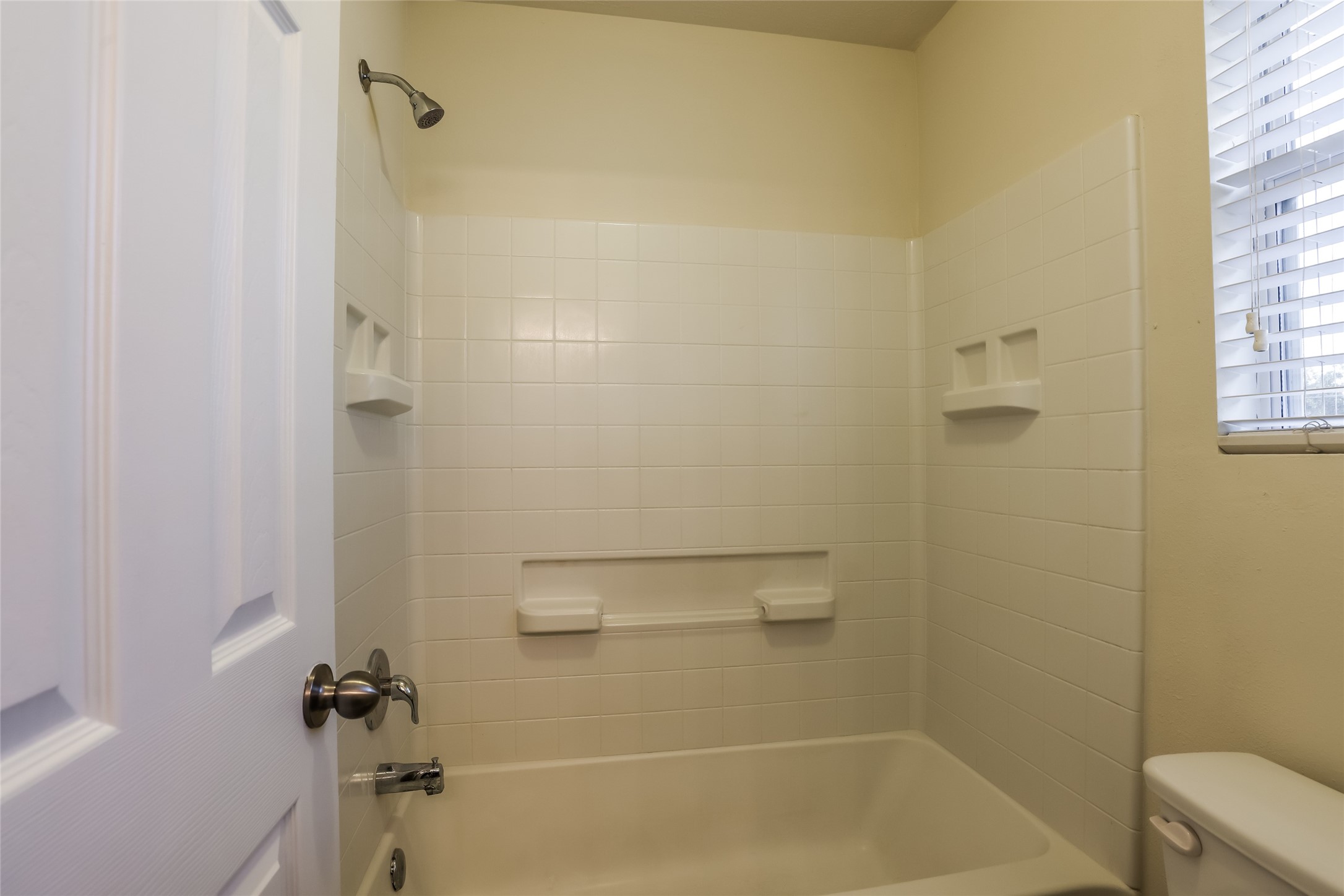 12716 Rio Nueces Lane Rosharon, TX 77583 - Photo 14 of 16 Photos may be representative of the floor plan and not the exact home. Finishes, layout, and features of the actual property for lease may vary.