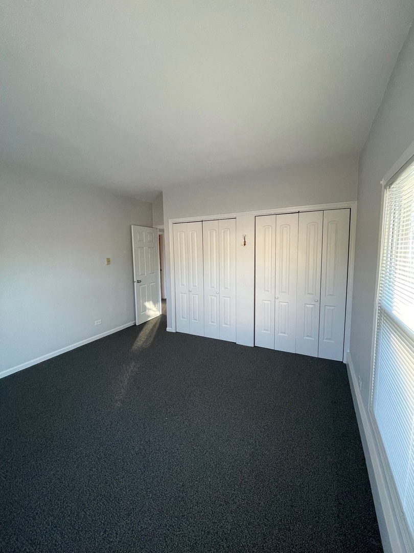 215 Waukegan Road, Unit 2S Lake Bluff, IL 60044 - Photo 14 of 24 an empty room with a window