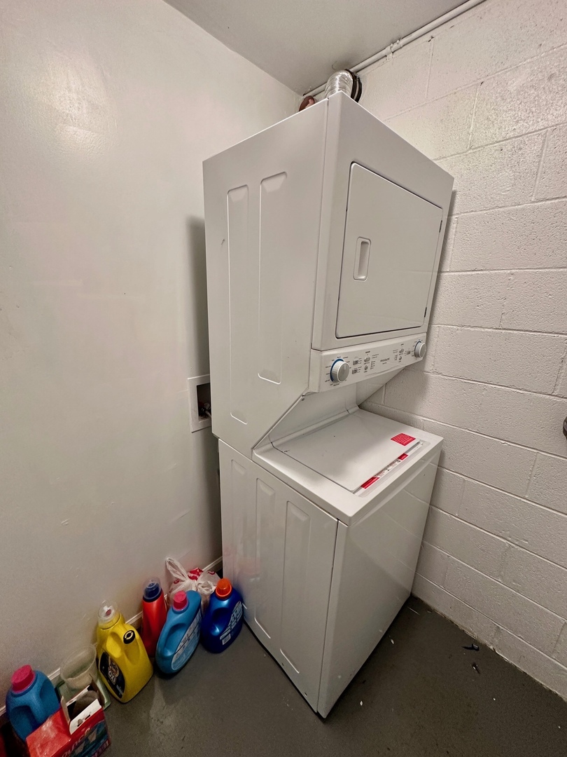 215 Waukegan Road, Unit 2S Lake Bluff, IL 60044 - Photo 19 of 24 a utility room with dryer and washer