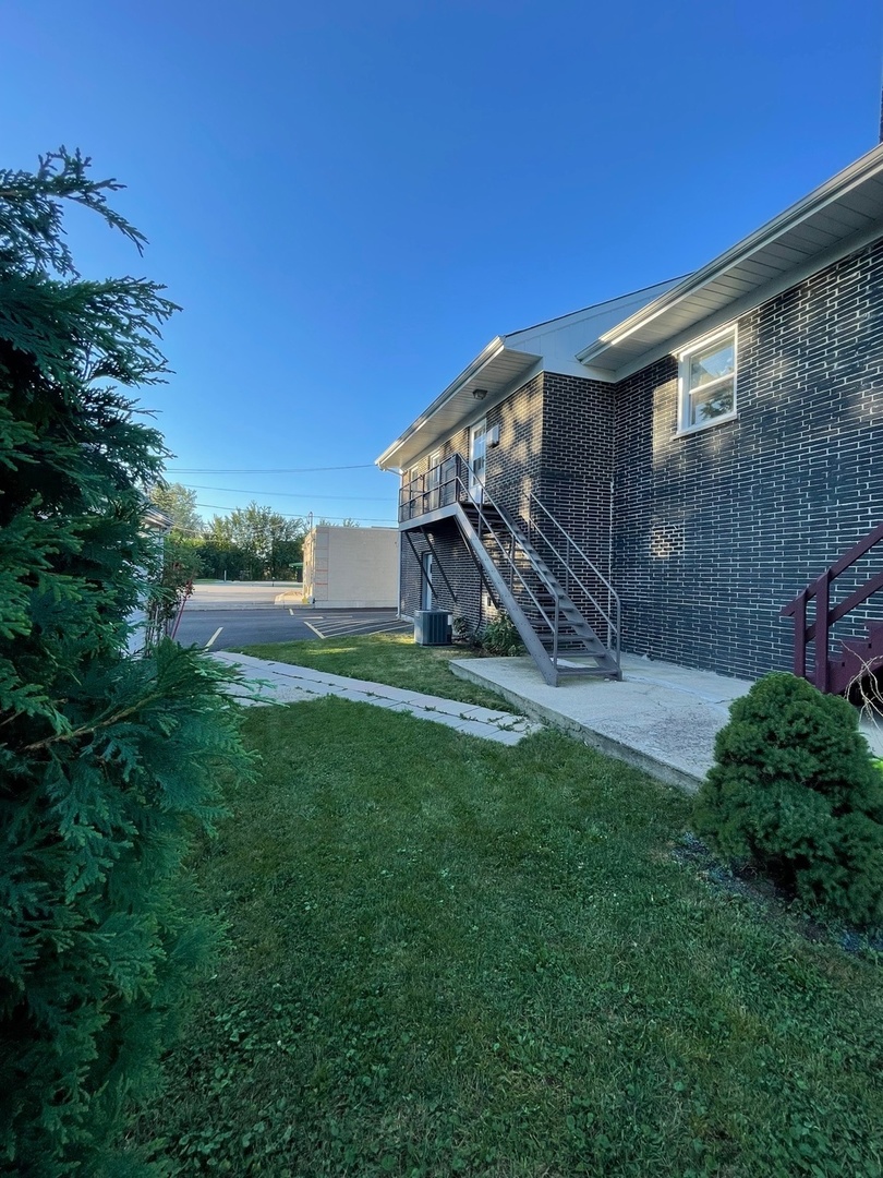 215 Waukegan Road, Unit 2S Lake Bluff, IL 60044 - Photo 24 of 24 a view of outdoor space with deck and yard