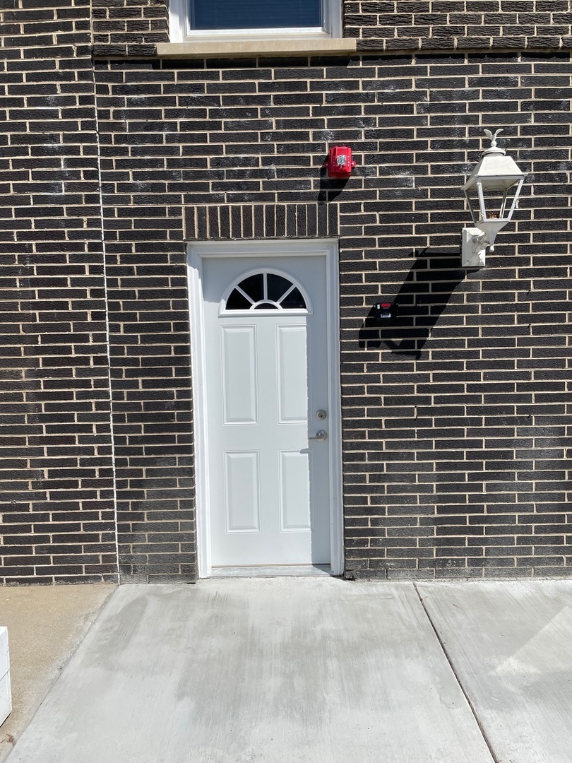 215 Waukegan Road, Unit 2S Lake Bluff, IL 60044 - Photo 3 of 24 a view of door