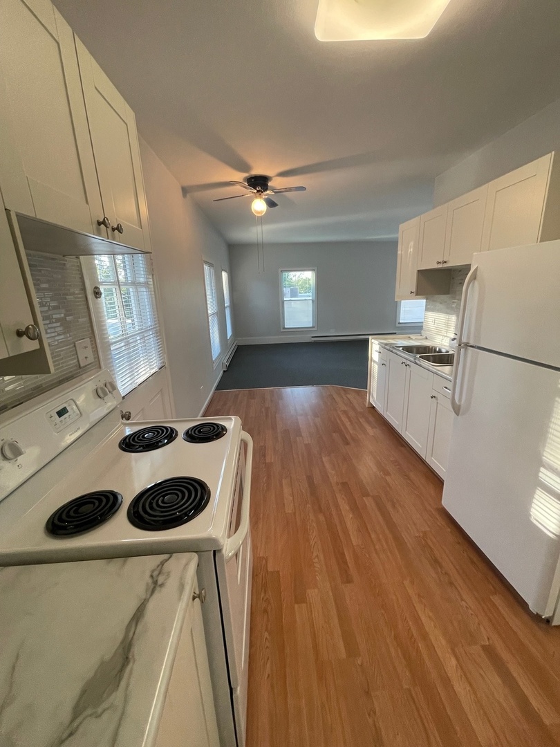 215 Waukegan Road, Unit 2S Lake Bluff, IL 60044 - Photo 7 of 24 a kitchen with a refrigerator and a stove