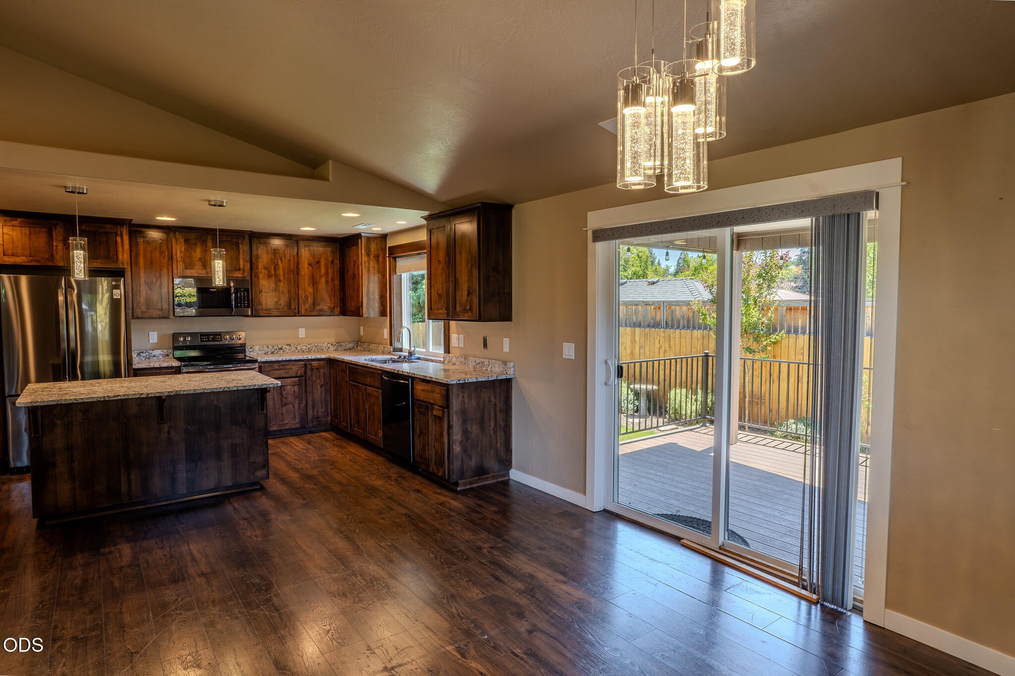 2196 Crestbrook Road Medford, OR 97504 - Photo 14 of 38