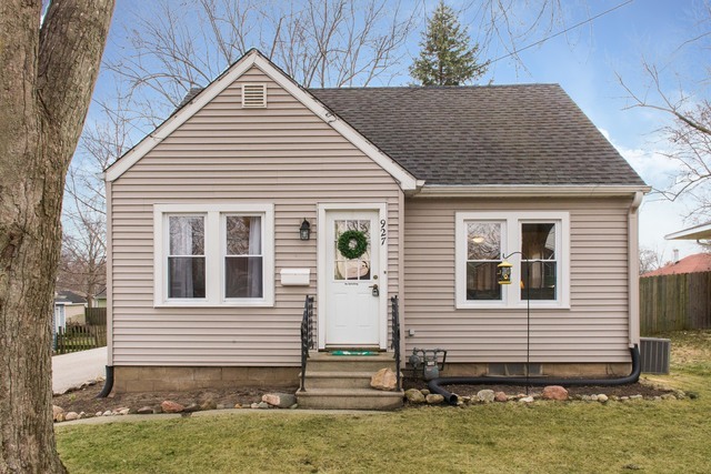 a view of a house with backyard