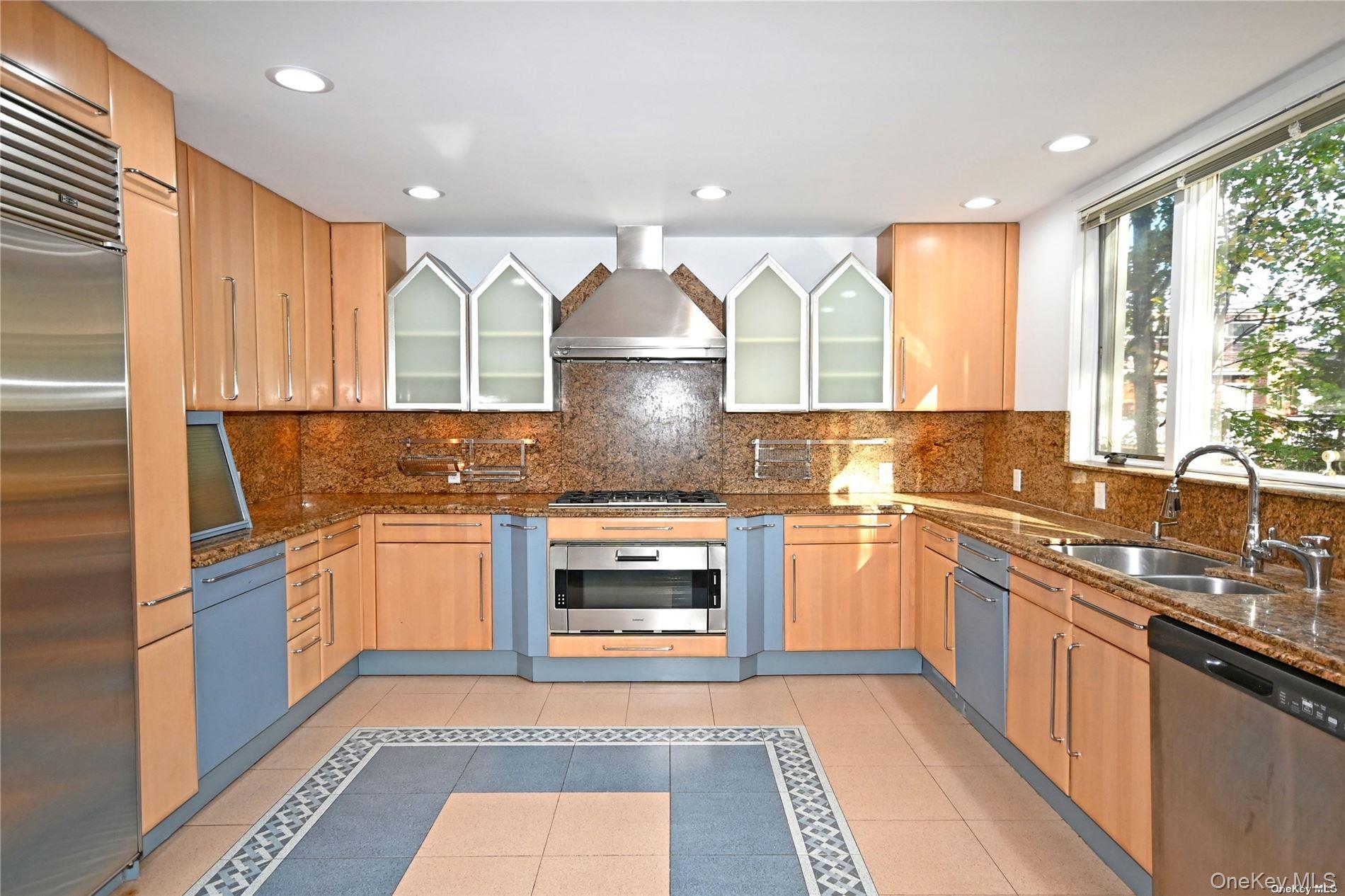24 Warwick Road Great Neck, NY 11023 - Photo 9 of 36