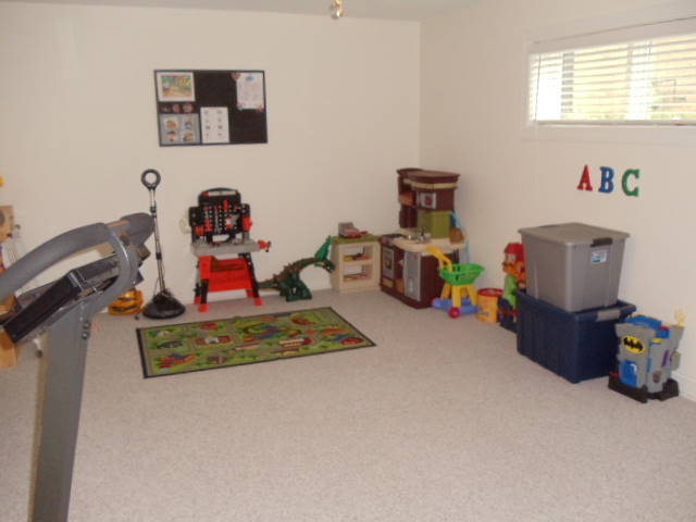 1624 Meadows Road Vinton, VA 24179 - Photo 21 of 30 a room with toys and dresser