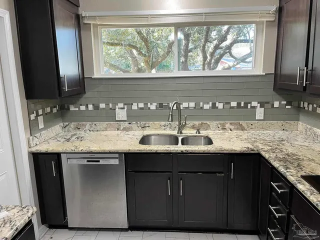 $2,275 | 104 Navarre Street, Gulf Breeze, FL 32561