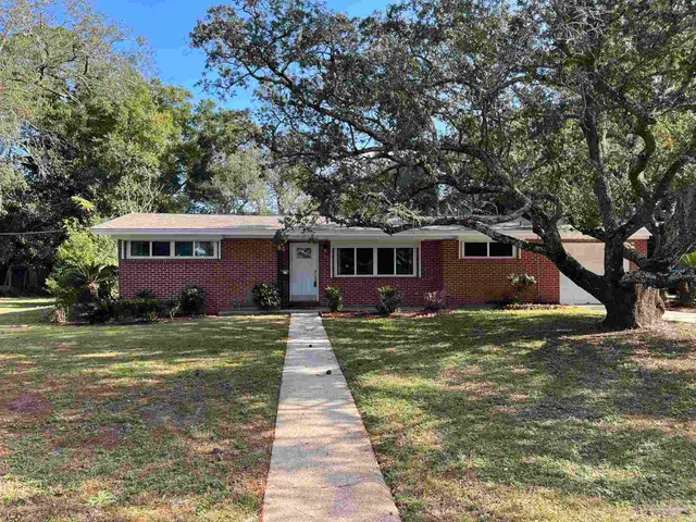 $2,275 | 104 Navarre Street, Gulf Breeze, FL 32561