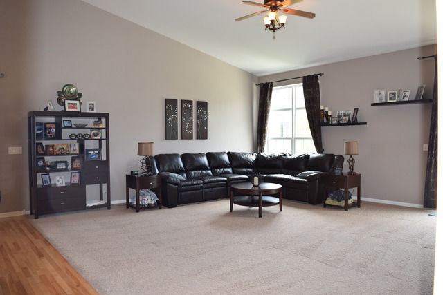 268 Monument Road Elgin, IL 60124 - Photo 2 of 25