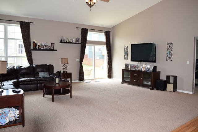 268 Monument Road Elgin, IL 60124 - Photo 3 of 25