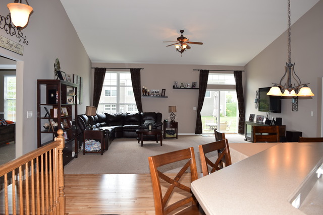 268 Monument Road Elgin, IL 60124 - Photo 9 of 25