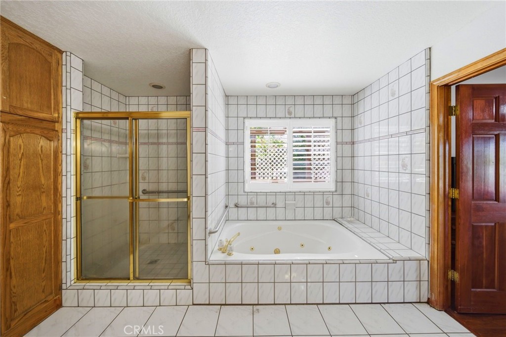 19670 Tonkawan Road Apple Valley, CA 92307 - Photo 39 of 70 Primary with shower & Jetted tub