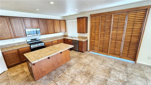 $2,900 | 13311 Falena Court, Victorville, CA 92392
