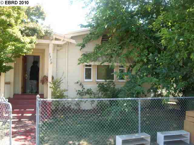 a view of a chair and table in the backyard